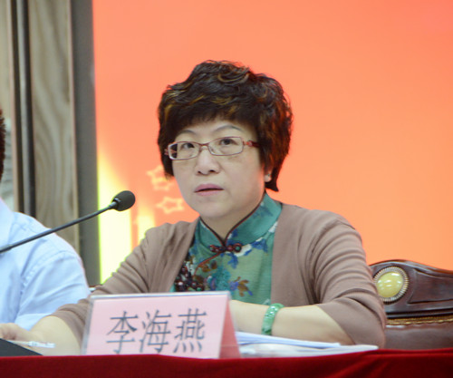 李海燕副书记主持会议与会代表举手表决通过大会系列报告和文件大会